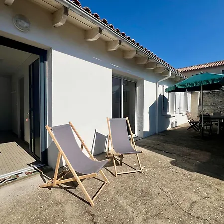 300d La Clavette Center Of With Parking La Flotte