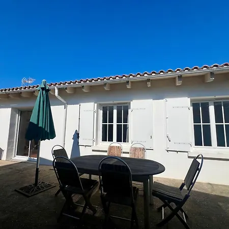 300d La Clavette Center Of With Parking La Flotte